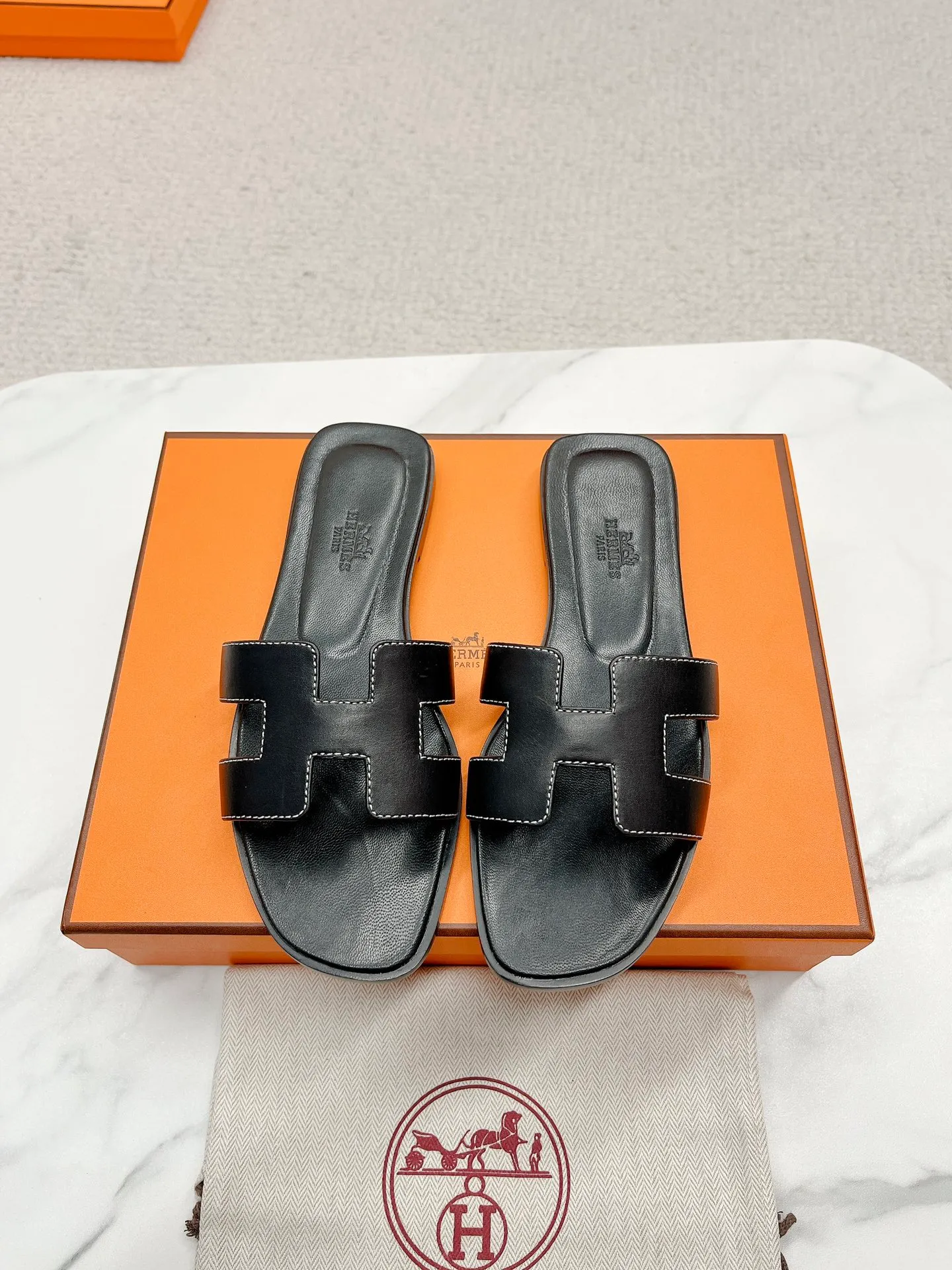 👟👟Ex-factory price 480👟👟 Top version, Hermes 2022 early spring new model, newly revised stitching technology (Hermès), upgraded packaging, upgraded version, workmanship materials upgrade ~ The highest version of Hermes handmade slippers in the market, the same as the original version of the 2022 early spring new model, purely handmade by masters! High-end customization, exclusive products, the highest version in the industry, Hermès' H-slippers are the most classic of the brand. They are constantly upgraded every year with little difference, and what is always improving is comfort. The new model brought by H family today is really classic and novel - it looks good! ! ! 1⃣️Let’s talk about the leather first. The entire shoe is made of imported calfskin. Only such luxurious materials will make the shoes more stylish and durable. 2⃣️The real Italian leather sole is perfectly integrated without any gaps! The technical requirements are very high! After this treatment, the leather base will be less delicate, more wear-resistant, and last longer! The real Italian leather sole is malleable and breathable like the skin. 3⃣️The midsole is also all made of genuine leather! You can take a look at other people's shoes and you'll know! Upper: Italian imported cowhide + original custom-grade Australian sheepskin feet + genuine leather outsole (pursuing top walking comfort) Packaging Let us emphasize: top-level exclusive box, with a full set of packaging series code number: 35 ~ 40 codes